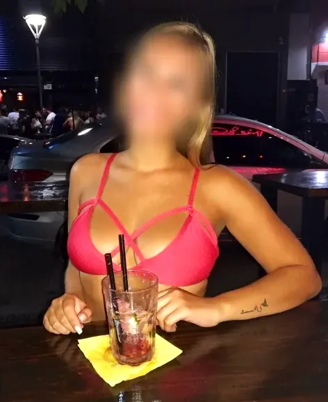 Amira, 32
