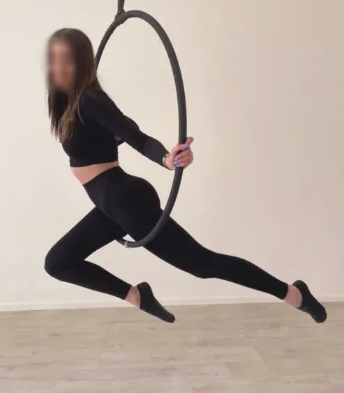 Manuela, 25