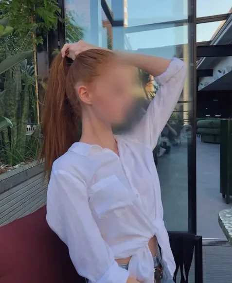 Melanie, 23