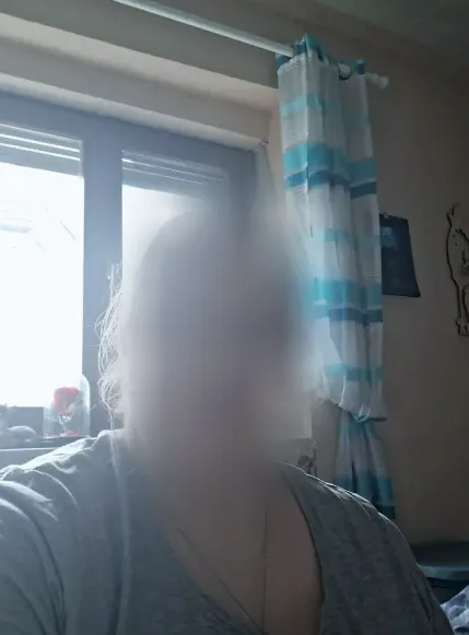 Mia, 25